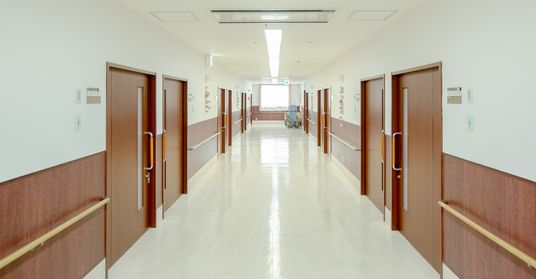 ドアが並ぶ廊下