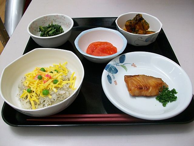 美味しそうな料理 料理 栄養バランスの取れた食事が提供されるので、健康的な食生活をサポートします。