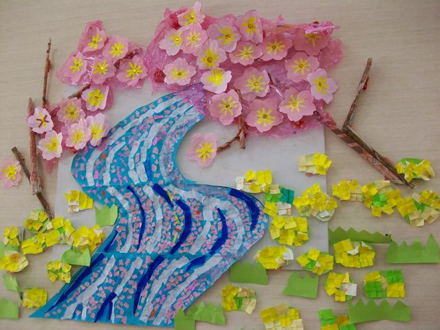 明るい装飾の壁面 掲示物 華やかな桜の飾りが施された壁飾りで、春の訪れを感じられる工夫が凝らされています。