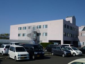 ピンク色の建物外観