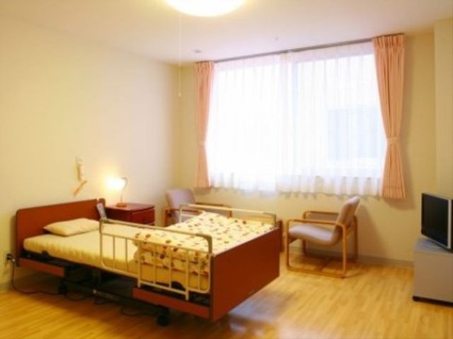 明るい個室空間 居室 居心地の良さを感じさせる個室です。落ち着いた色合いで統一された空間で、リラックスしてお過ごしいただけます。