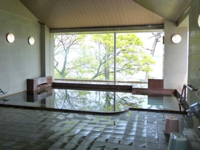 広々とした清潔な浴室 大浴場 自然光が差し込む、清潔感のあふれる浴室です。ゆったりとした時間を過ごすことができます。