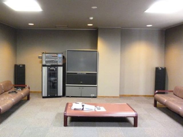 リラックスできるラウンジ 娯楽室 広々とした落ち着いた雰囲気のラウンジです。ソファに座りながら、音楽や映画をお楽しみいただけます。