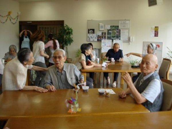利用者が集う明るい食堂