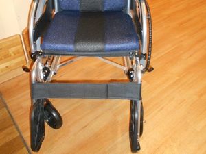 車椅子の座面と車輪  