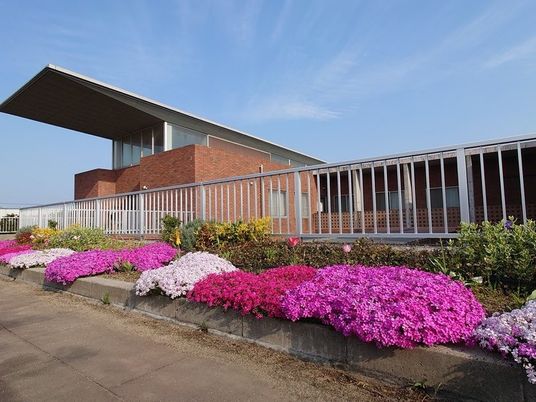 花壇のある外観  