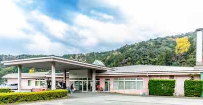 山に囲まれた建物