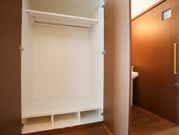 収納とトイレの扉