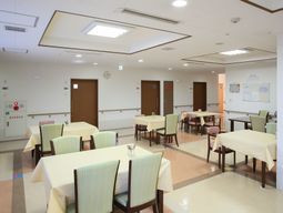 明るい食堂の様子