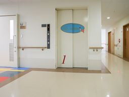 明るい廊下のエレベーター