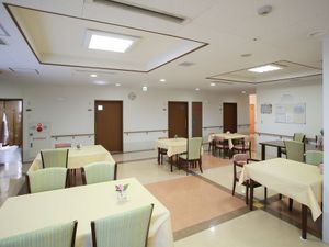 明るい食堂の全景