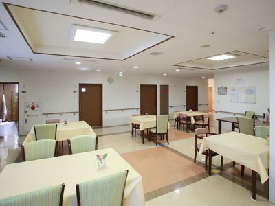 明るい食堂の全景