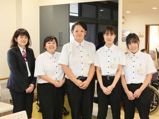 スタッフの笑顔集合