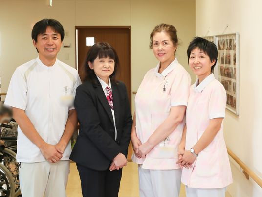 スタッフの笑顔の集合写真