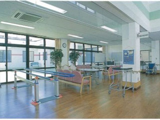 自然光が差し込む部屋 機能訓練室 広々とした明るい空間で、リハビリに適した環境が整っています。自然光が心地よく差し込みます。