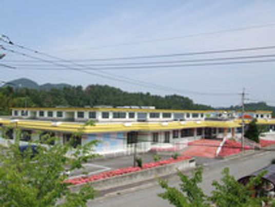 広々とした施設外観