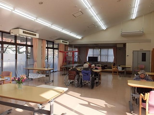 昼の明るい食堂 食堂 ゆとりある食堂で、くつろぎながらお食事をお楽しみいただけます。窓からは自然光が差し込み、居心地の良い空間が広がっています。