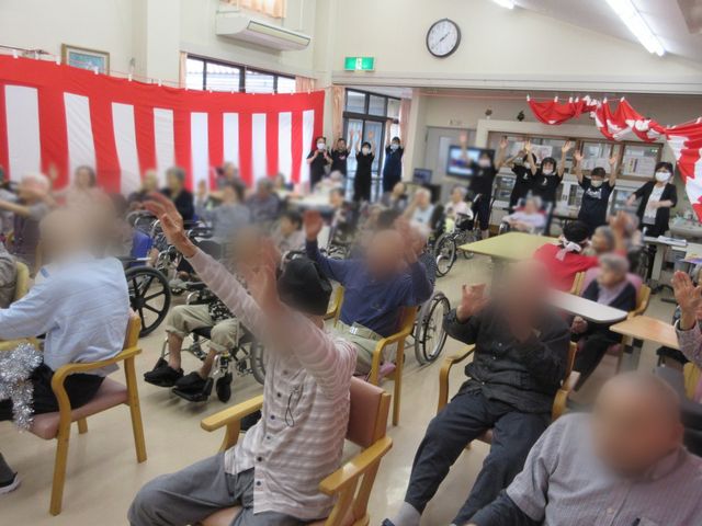 明るい室内 エントランス 明るく広々としたエントランスで、リラックスした雰囲気の中、交流を楽しんでいる様子です。