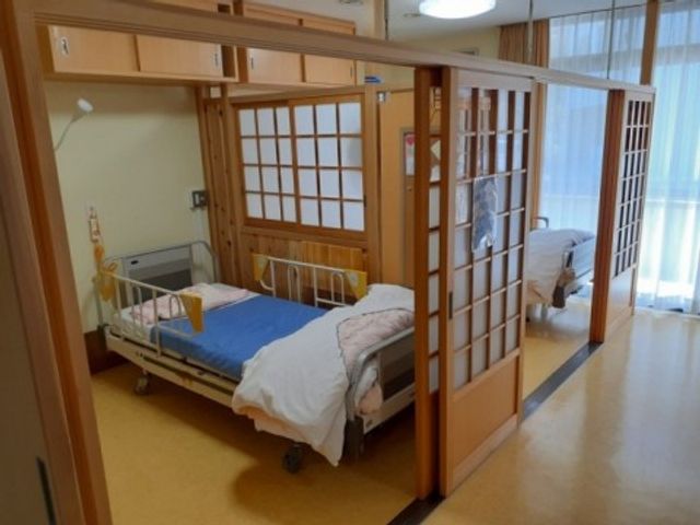 和室スタイルの居室 居室 和風デザインの居室には落ち着いた雰囲気が漂います。ゆったりしたベッドで快適な休息をお過ごしいただけます。