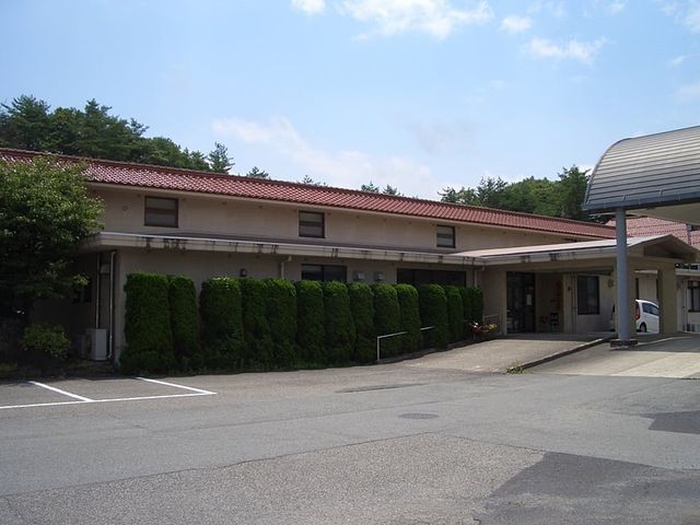 ゆったりとした外観 外観 広々とした門口を備えるこの施設は、明るく開放的な雰囲気が漂います。ゆっくりとお過ごしいただける環境です。