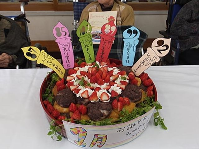イベントの手作りケーキ 食堂 手作りのケーキを囲む笑顔の方々が、共に過ごすひと時の温もりを感じさせます。