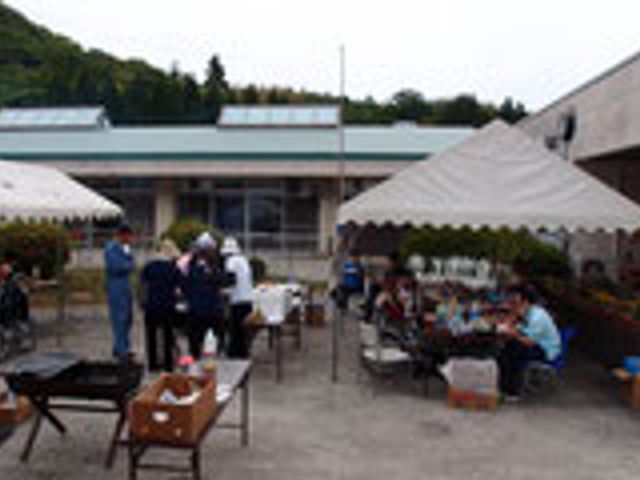 屋外交流 庭 広々とした庭では、スタッフと利用者が一緒に楽しく団らんしています。就業環境が魅力的です。