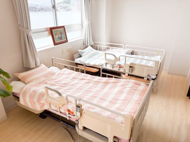 明るい二人部屋 居室 自然光がたっぷり入る居室は、清潔で落ち着いた雰囲気です。ゆったりとした空間で、快適に過ごせます。
