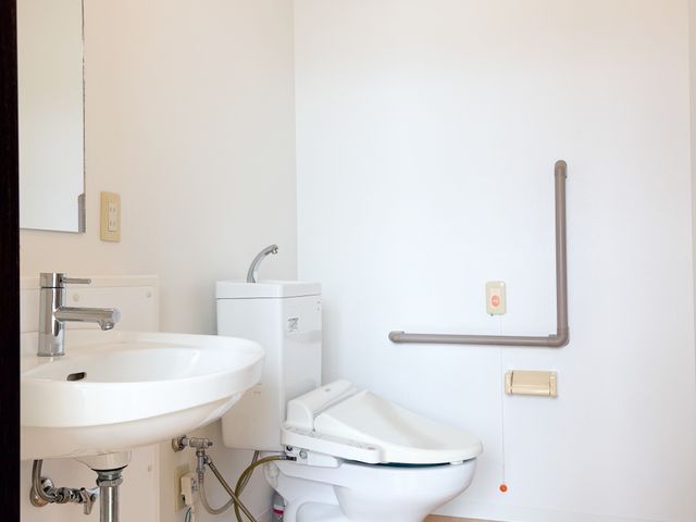 車椅子対応のトイレ トイレ 手すりが設置された開放的なトイレです。車椅子の利用も考慮されています。