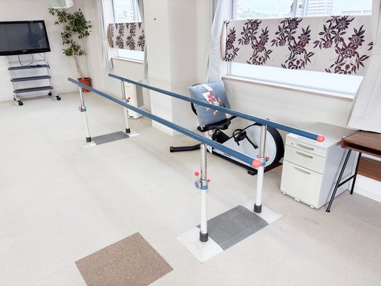 歩行訓練の器具がある機能訓練室  