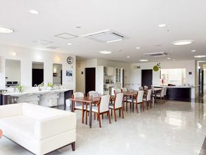 明るく開放的なダイニングルーム