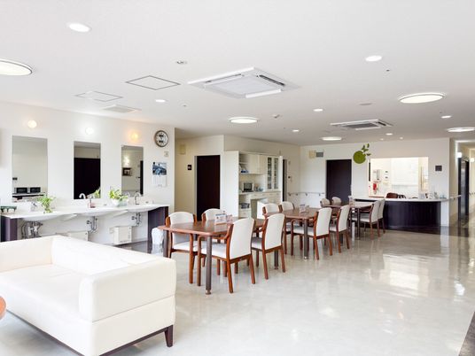 明るく開放的なダイニングルーム