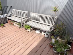 植物のあるベンチエリア