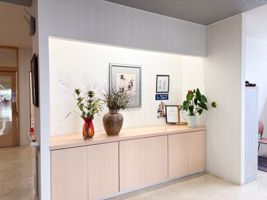 花が飾られたエントランス