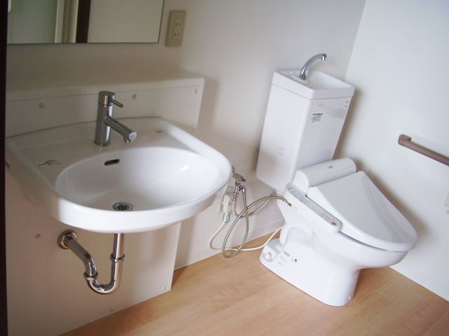 清潔な設備のトイレ トイレ 広々としたトイレで、介助が必要な方も安心して利用できます。手すりも設置され、安全です。
