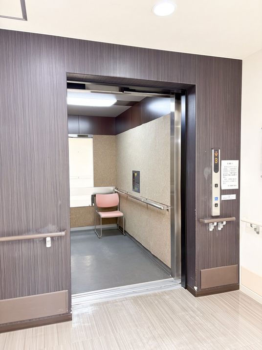 ゆったりしたエレベーター