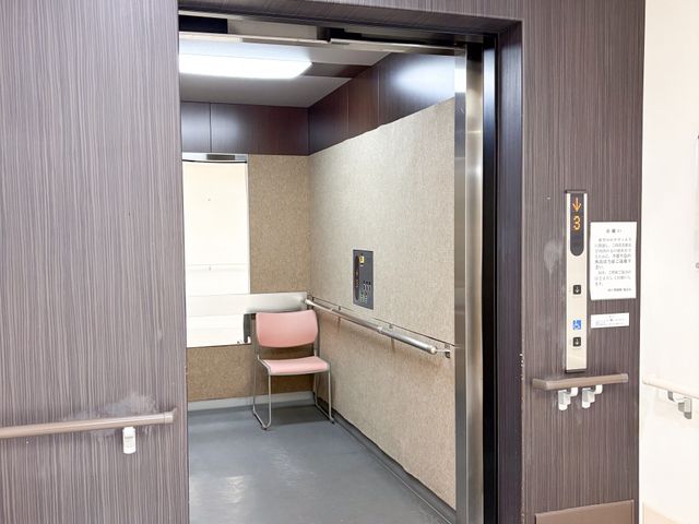 ゆったりしたエレベーター エレベーター 広々としたエレベーターは、安全に配慮された設計です。車椅子の方でも使いやすくなっています。