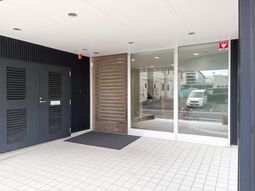 ガラス扉のエントランス