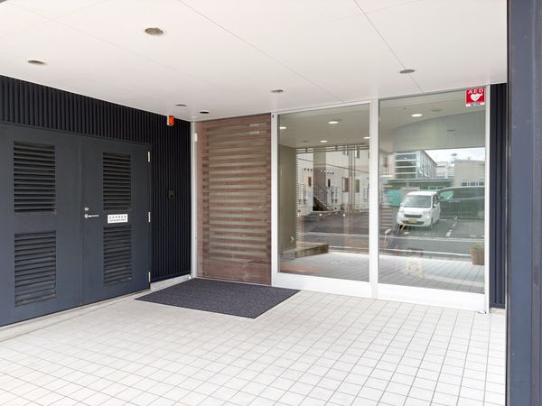 ガラス扉のエントランス