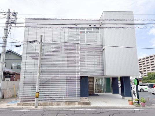 モダンな建物の外観