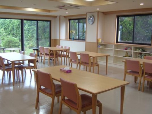 明るい食堂の様子
