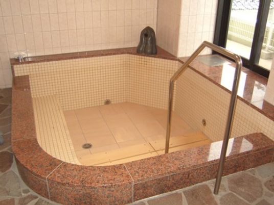 共同浴室には、大きな浴槽が完備されている。手すりが設置され、安心して移動ができ快適に入浴をお楽しみいただける。
