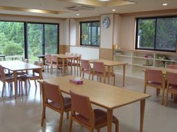 窓辺の明るいダイニングエリア