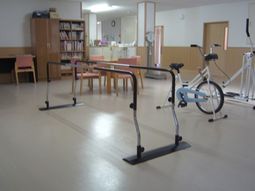 リハビリ機器のある部屋
