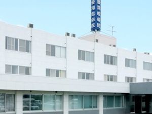 白い建物の外観  