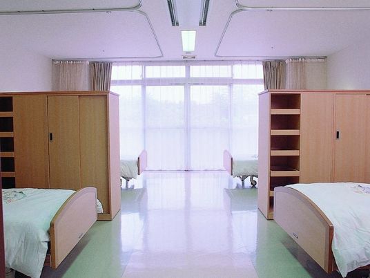 明るい居室のベッド配置  