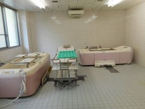 浴槽が並ぶ浴室  