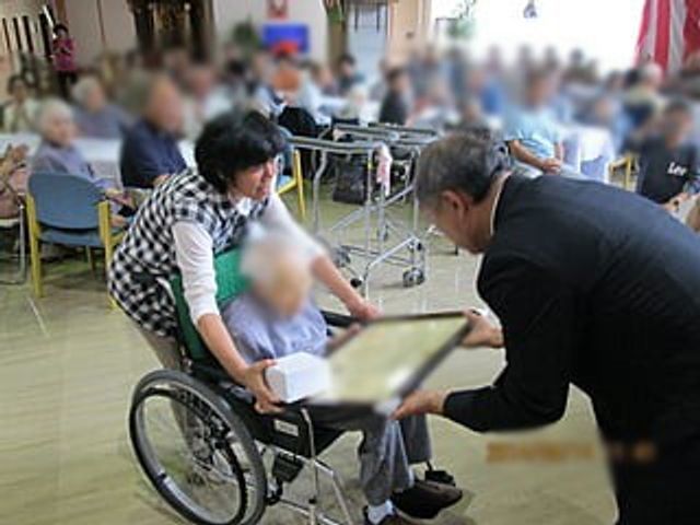 明るい交流スペース ラウンジ 広々とした空間で、利用者同士の交流が盛んです。自然光が差し込み、快適に過ごせます。