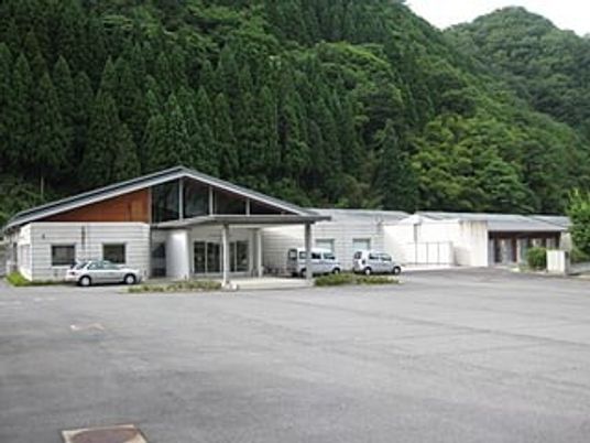 施設の外観と駐車場  