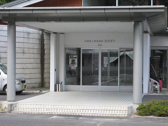 ゆったりとしたエントランス エントランス 広々としたエントランスは、明るく開放感のある構造で、お迎えの準備が整っています。