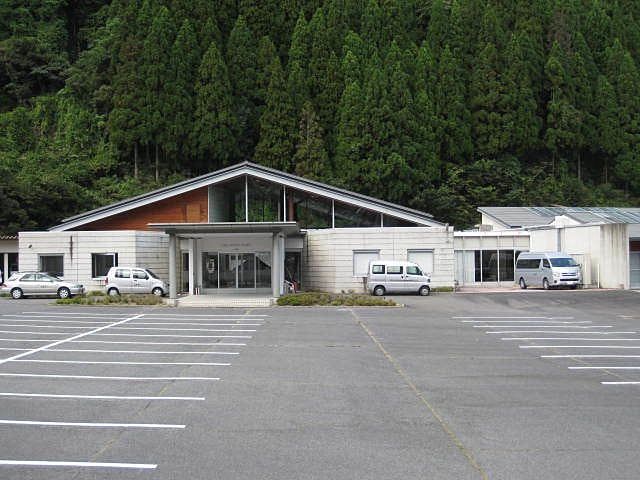 緑豊かな外観 外観 緑に囲まれた心安らぐ外観です。駐車スペースも広々としており、アクセスしやすい環境になっています。